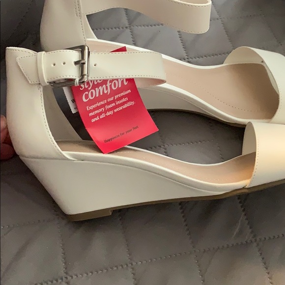 Cute white wedges - Picture 3 of 4